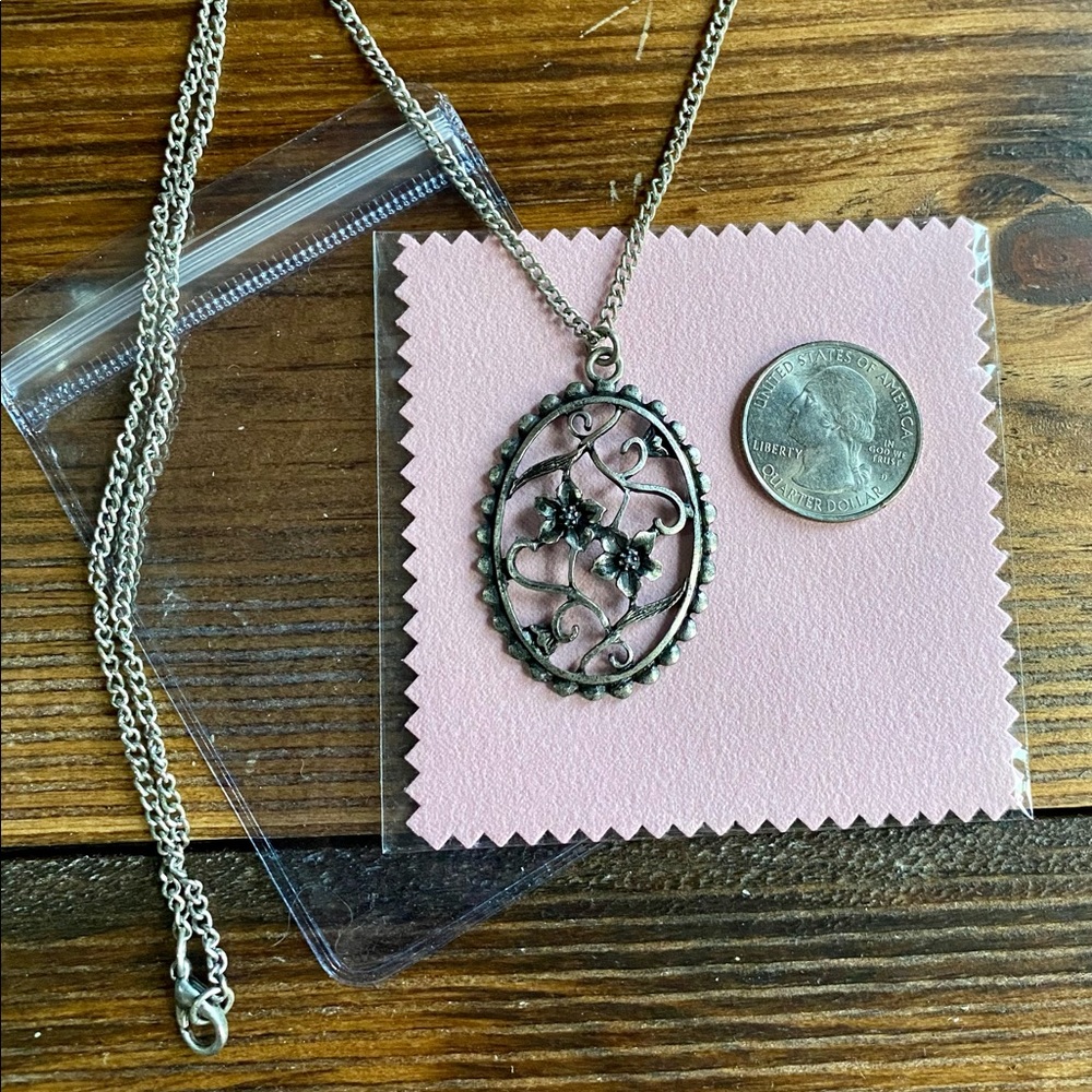 Vintage Oval Flower Pendant Necklace